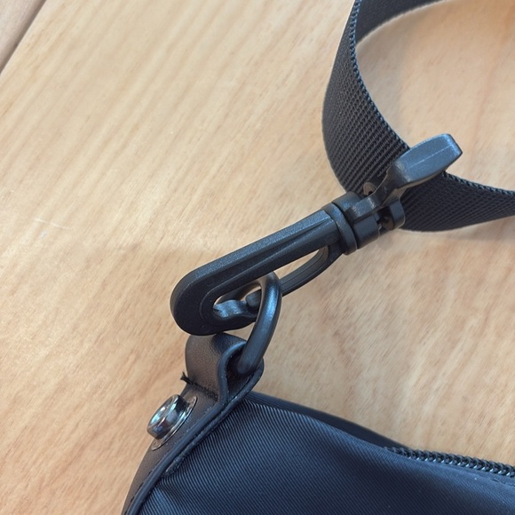 Soul Studios black nylon gym/yoga bag with double top handles and shoulder strap - Picture 3 of 6